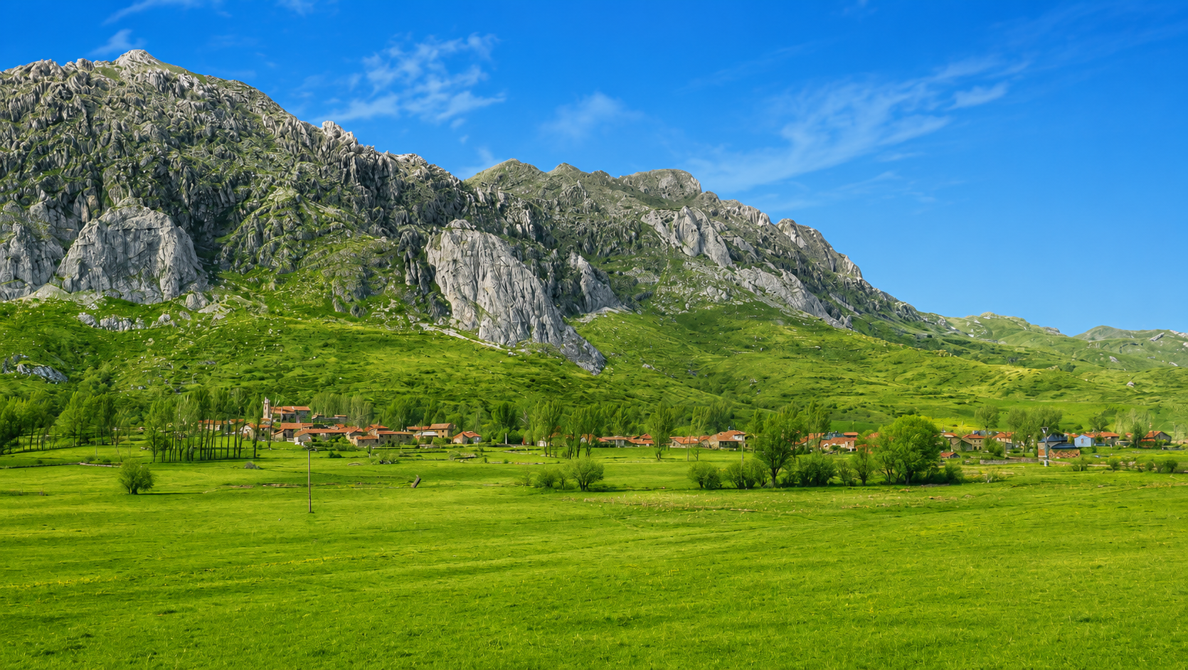 Vista del pueblo de Cubillas de Arbas con la montaña al fondo