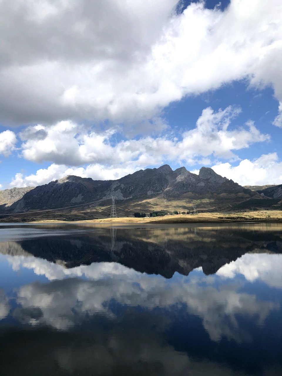 Reflejo del pantano de Casares con las montañas al fondo